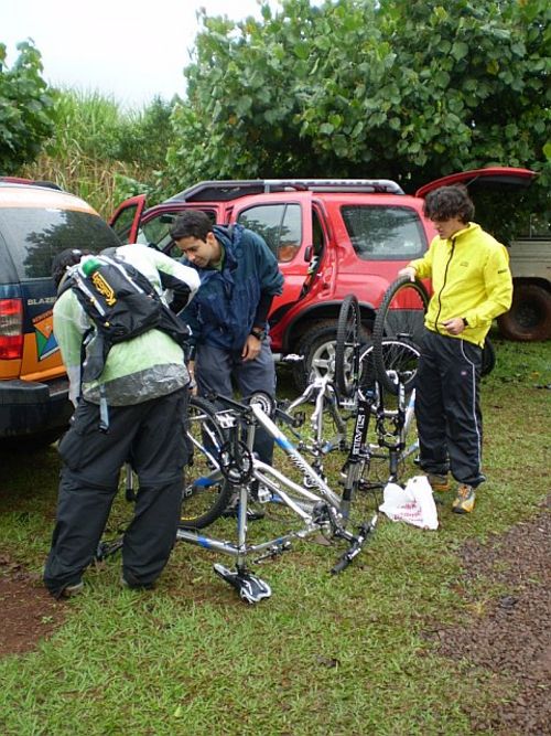 Arrumando as bicicletas pra prova (foto: Arquivo Pessoal)