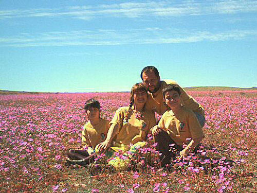 As crianças estudam com a mãe (foto: Divulgação)