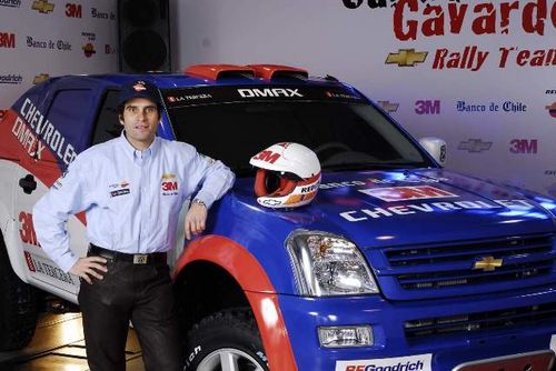 Gavardo com seu novo carro  da Chevrolet. (foto: Divulgação)