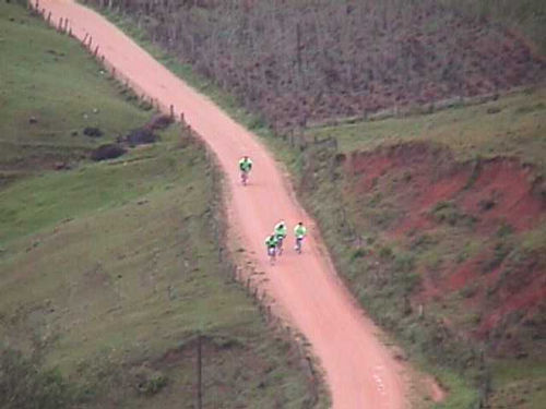 Terreno arenoso foi desafio no mountain bike (foto: Milena Luna)