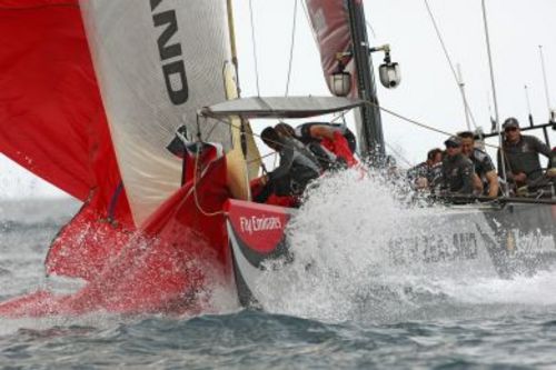 Emirates faz 2 a 1 no defensor Alinghi (foto: Emirates Team New Zealand)