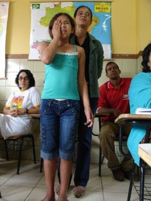 Professores são ensinados a verificar a visão dos alunos. (foto: Divulgação)