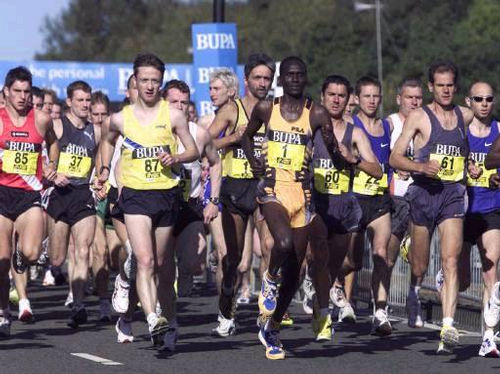 Tergat (Nr. 01) larga para a Vitória (foto: IAAF)