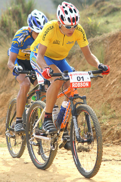 Robson defendeu a camiseta amarela e saiu campeão (foto: Eduardo Iezzi/ www.webventure.com.br)