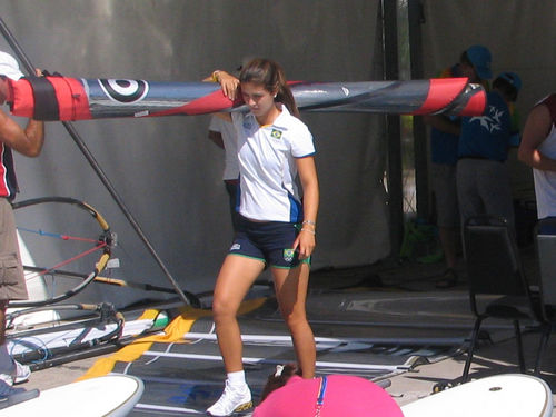 Patrícia prepara os equipamentos para medição (foto: Alexandre Koda/ www.webventure.com.br )