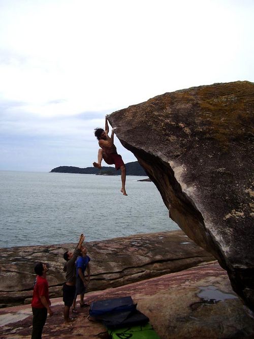 Dani Andrada no pontão da praia de Fortaleza (foto: André Berezoski)