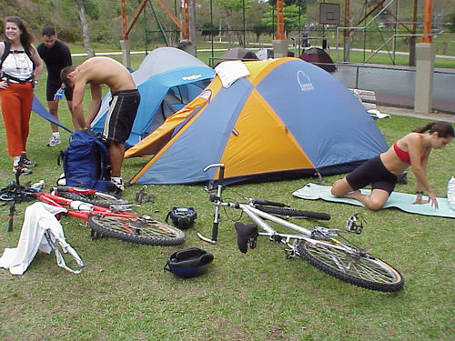 Atletas acampados em alojamento da Light  em Piraí (RJ) (foto: Rodrigo Holanda)