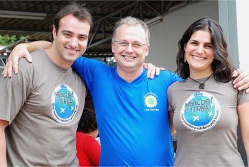 Os médicos do projeto  de camisa marrom. (foto: Divulgação)