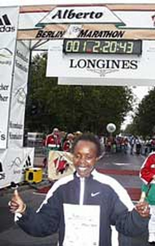 Loroupe ao bater o recorde mundial da maratona (foto: )