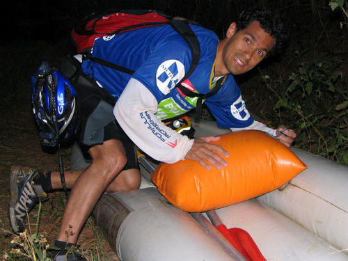 Equipe Paradofobia se prepara para canoagem (foto: Roberta Spiandorim/ www.webventure.com.br)