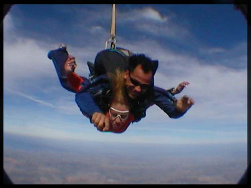 Jumpmaster faz salto duplo com aluno (foto: Guto Stncatti)