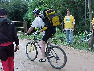 Competidor deixa PC de bike na EMA 1999; é preciso estar dentro do horário limite. (foto: Arquivo Webventure)