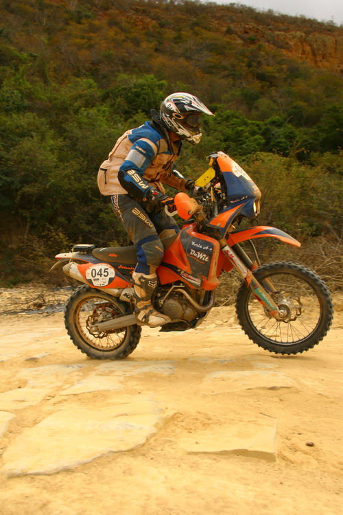 Motos chegaram a voar em saltos. (foto: André Chaco/  www.webventure.com.br)