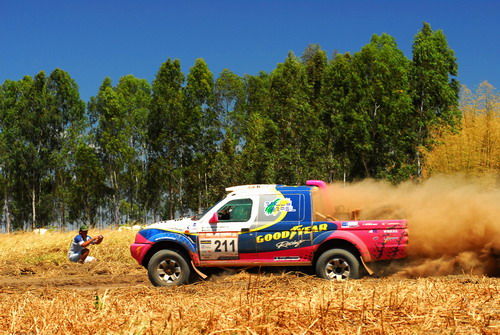 O carro de Helena Deyama superaqueceu (foto: David dos Santos Jr./ www.webventure.com.br)