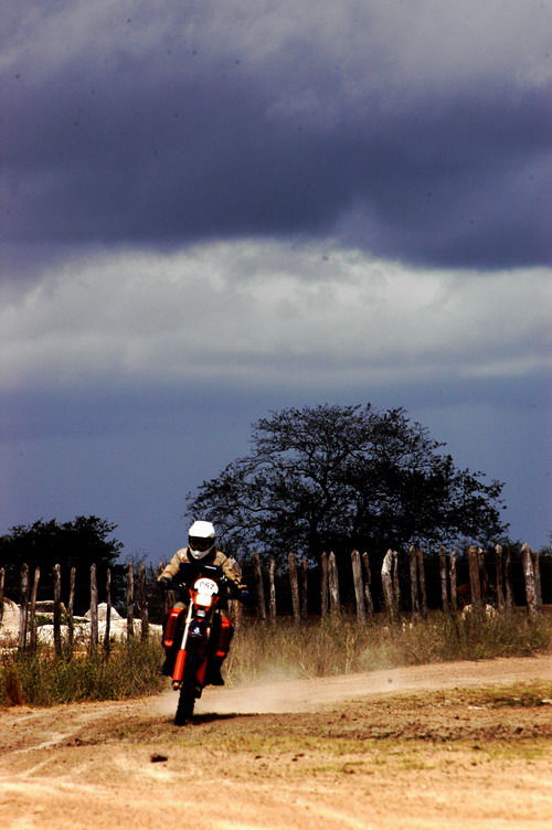 Tempo fechado e chuva no caminho dos pilotos de moto (foto: David Santos Jr/ www.webventure.com.br)