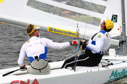 A dupla campeã mundial usa o campeonato para ajustar o barco (foto: Divulgação/ ZDL)