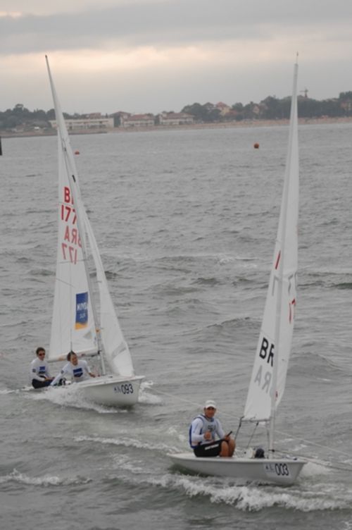 Bruno fontes  Isabel e Fernanda sendo rebocados para a raia (foto: Divulgação 2007qdregatta.com)