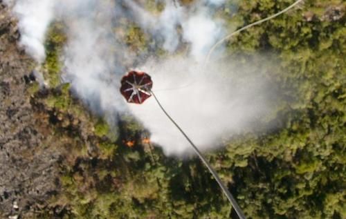 Bombeiros trabalham para conter o fogo em Itatiaia (foto: Ibama/ Parna Itatiaia)