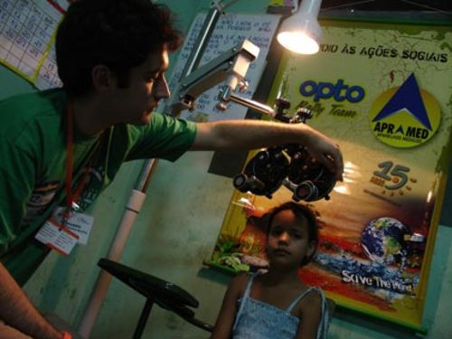 Aluna é examinada com equipamentos Opto e Apramed (foto: Instituto Brasil Solidário)