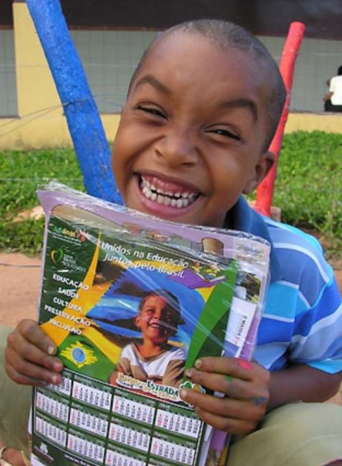 Aluno recebe kit escolar (foto: Instituto Brasil Solidário)