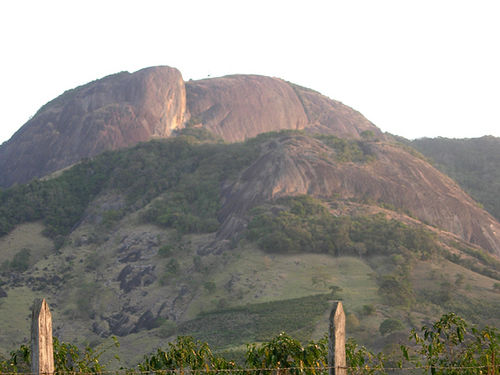 Pedra do Elefante e abaixo o Filhote do Elefante. A via está na extremidade direita da pedra (foto: Lukas Büdenbender)