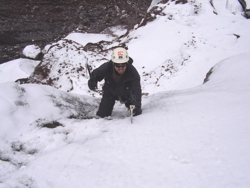 Fábio Machado na face nordeste do Cotopaxi (foto: Marco León)