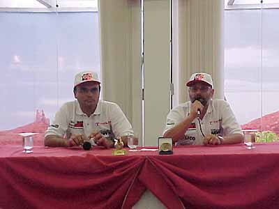 A dupla da Troller (Varela - esq. - e Fadigatti - dir.) na coletiva de hoje. (foto: André Pascowitch)