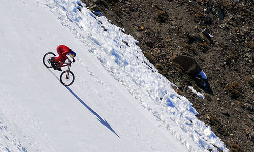 Biker conseguiu o recorde em montanha no Chile. (foto: Divulgação)