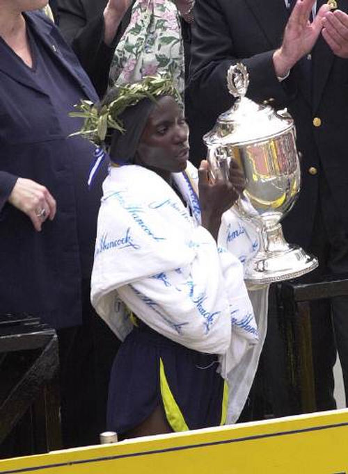 Ndereba em sua vitória em Boston (foto: BAA)