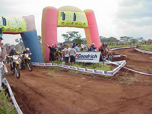 Pilotos de moto largam no prólogo (foto: Fábia Renata)