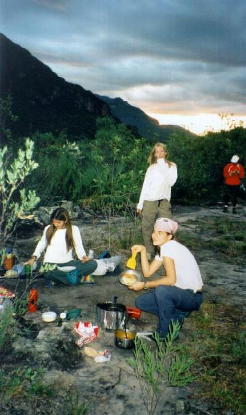 Na hora do almoço  todo mundo vai para a cozinha (foto: Arquivo Outward Bound)