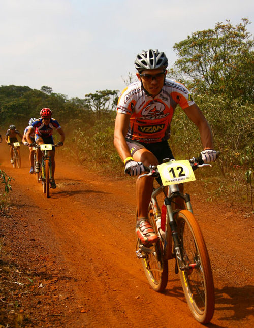 Edivando na frente em disputa acirrada durante trajeto (foto: André Chaco/ www.webventure.com.br)