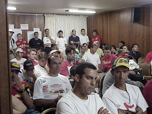 Pilotos reunidos no briefing de sexta-feira (foto: Fabia Renata)