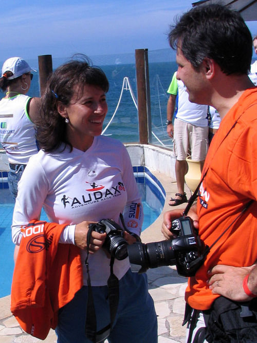 Daiane Souza na troca de camisetas (foto: Daniel Costa/ www.webventure.com.br)