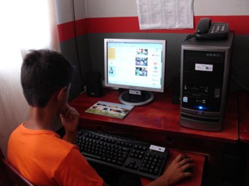 Alunos em contato com a informática (foto: Instituto Brasil Solidário)