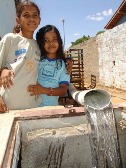 Água chega de caminhão a escola (foto: Instituto Brasil Solidário)