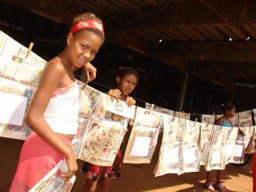 Varal de papel reciclado na EM Walter Barbosa (foto: Instituto Brasil Solidário)