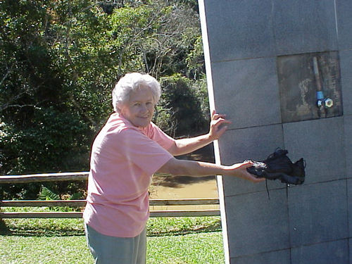 Magnólia lavando o tênis de Fábio: é o meu jeito de ajudar (foto: Débora de Cássia)