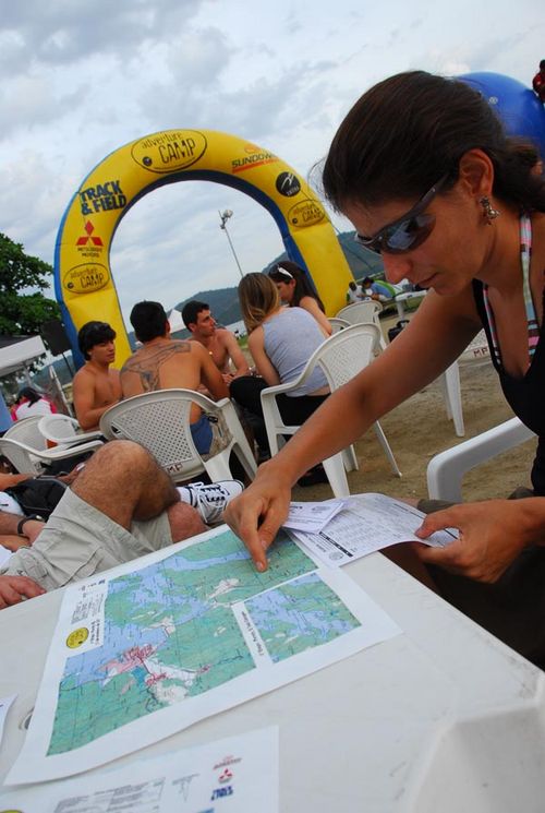 Equipes plotam os mapas antes do briefing (foto: David Santos Jr. / www.webventure.com.br)