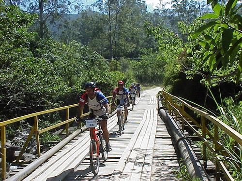 Equipe urugaiaia Dark Dog pedala na final do Ecomotion 2001  em Itatiaia (foto: Roger Grinblat / Arquivo Webventure)