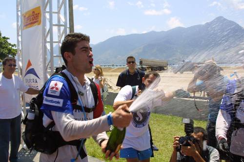 Rafael comemora com o tradicional champanhe (foto: Andre Chaco)