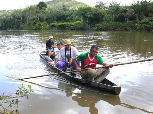 Vida simples: barco é principal meio de transportes das comunidades; esta foto foi tirada durante o levantamento do percurso da edição 2001 (foto: EMA)