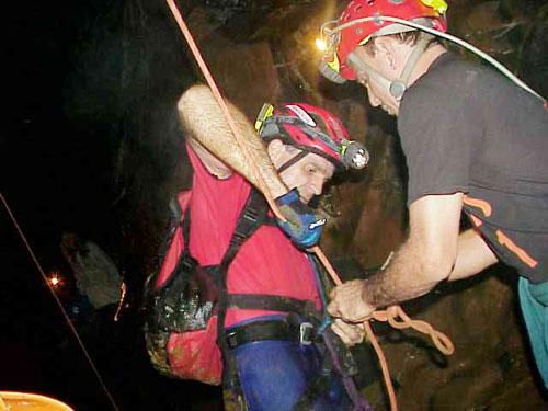 Atleta se prepara para rapel em caverna  na PETAR (foto: Débora de Cássia / Arquivo Webventure)