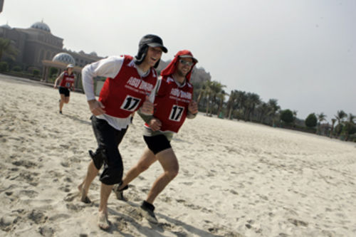 Equipes cumprem trecho de trekking no deserto (foto: Divulgação/ Abu Dhabi Challenge)