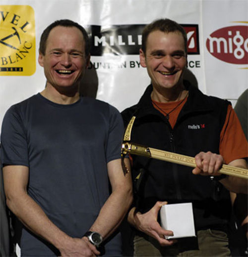 Marko Prezelj (esq.) e Boris Lorencic da Eslovênia recebendo o piolet em 2007 (foto: Giulio Malfer / Planetmountain.com)