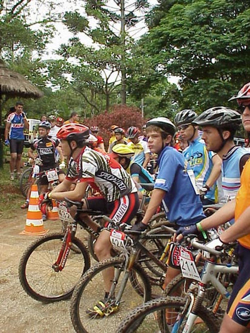 Bikers aguardam vez de entrar na trilha na edíção 2000 (foto: Renato Cukier/Arquivo Webventure)