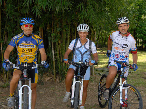 Odair Pereira  Adriana Nascimento e Mario Roma preparam clínica de MTB (foto: Divulgação)