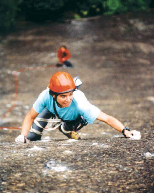 Raquel Teixeira na via <i>Roda Viva</i>  Morro da Babilônia  RJ (foto: Márcio Bortolusso  photoverde.com.br)” /><br />
Raquel Teixeira na via <i>Roda Viva</i>  Morro da Babilônia  RJ (foto: Márcio Bortolusso  photoverde.com.br)</div>
<p>As comemorações do Dia Internacional da Mulher, no dia 08 de março, não param de atingir os esportes de aventura, e desta vez é o montanhismo que terá a graça das mulheres. </p>
<p>A Invasão Feminina, que ganhou força em 2007, fará no dia 08 de março deste ano a escalada no Babilônia (RJ), assim como no ano anterior. A montanha foi novamente escolhida pela facilidade de acesso e quantidade de vias.</p>
<p>Além de comemorar o Dia Internacional, o evento tem a finalidade de entrosar as mulheres escaladoras, já que nem todas se conhecem. A única diferença é que esse ano há mais uma finalidade que é divulgar e arrecadar dinheiro com a venda das camisetas para produção do filme “Mulheres na Montanha”. As camisetas custam R$ 25.</p>
<p>O evento é aberto a quem tiver interesse de participar e a comemoração pós-escalada será na Kombi da D. Elza, que fica no calçadão entre a praça e a praia vermelha.</p>
<p><strong><em>Este texto foi escrito por: Webventure</em></strong></p>
<div class=