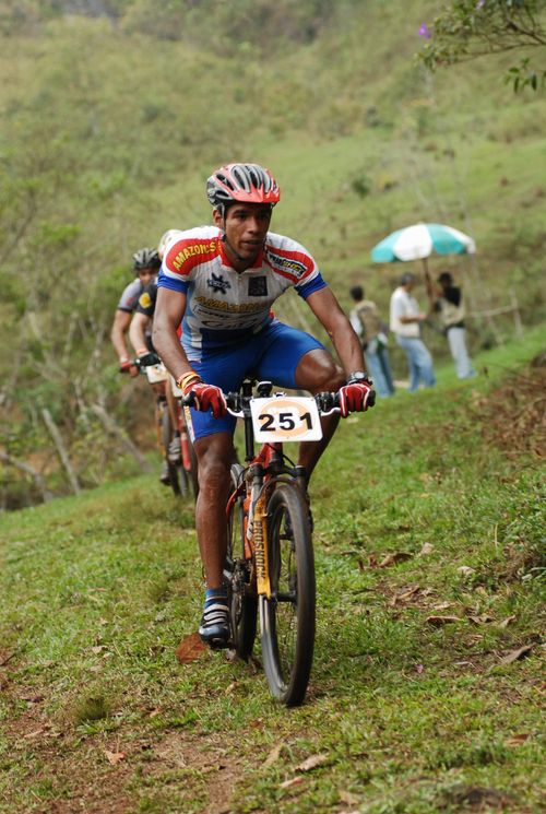 Amarildo aprovou a nova bike (foto: Ricardo Leizer/ www.webventure.com.br)