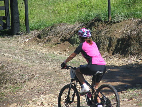 Mônica Gripp subiu pela primeira vez numa bike durante clínica (foto: Lilian El Maerrawi/ www.webventure.com.br)